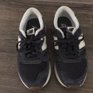 Navy Nee Balance Sneakers - size 5.5